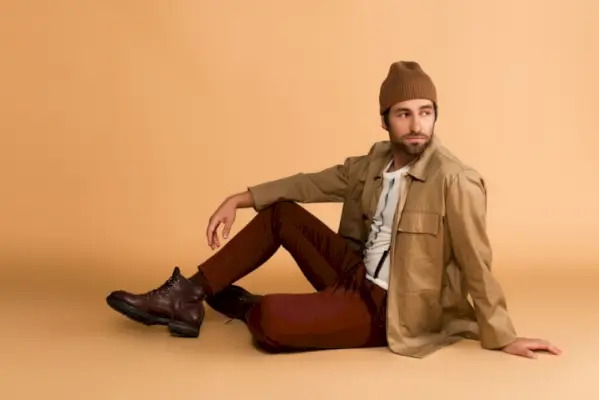 Ribbete lue Brun mannlig modell Stilig menn Ulike typer luer for menn