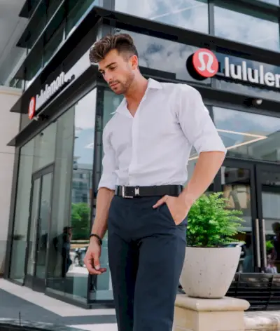 Bărbat Purtând Centura