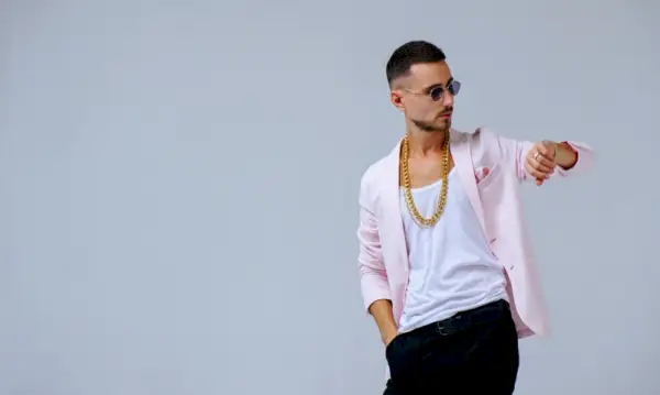 男性モデル ゴールド チェーン ネックレス ピンク ブレザー