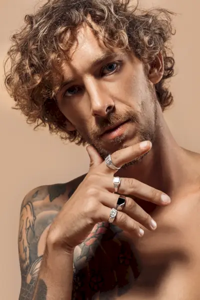 남자는 여러 개의 반지를 가지고 있다