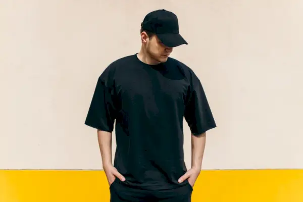 Cappellino Snapback uomo tutto nero all'esterno