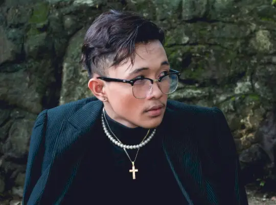 Aziatische man parelketting