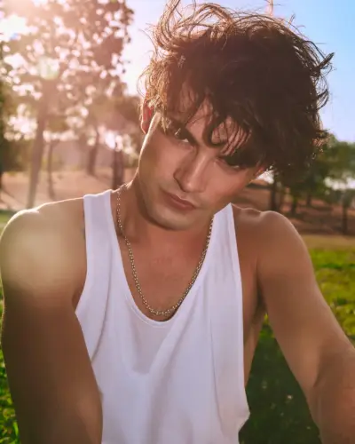 Colar de homem lá fora