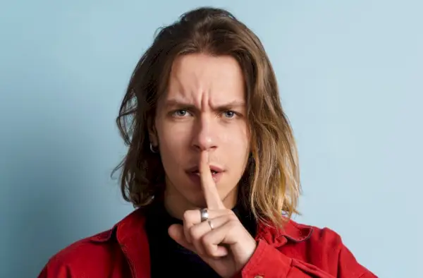 패션 반지를 끼고 있는 남자