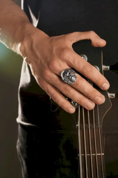 인장 반지를 끼고 있는 남자 해골