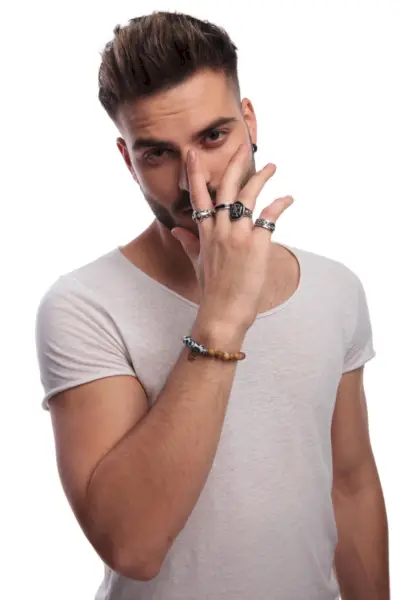 반지를 끼고 있는 남자 모델