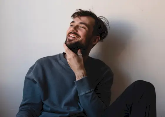 엄지손가락 반지를 끼고 있는 남자