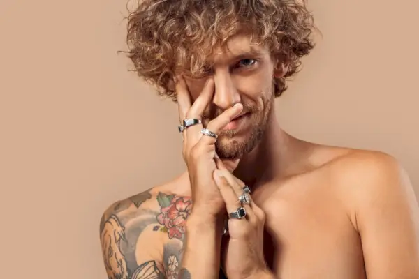 남성용 반지 스타일링: 완벽한 가이드