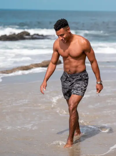 Vyras, dėvintis laikrodžių paplūdimį