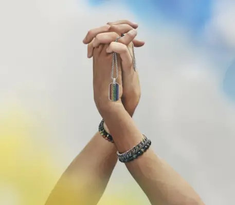 David Yurman のマストハブ プライド ジュエリーには、ストリームライン タグ ネックレス、スピリチュアル ビーズ レインボー ブレスレット、カーブ チェーン ブレスレットが含まれており、すべてスターリング シルバー製です。