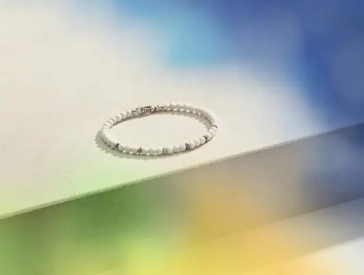 デビッド・ユーマンは、スターリングシルバーのビジュー スピリチュアル ビーズ レインボー ブレスレットで白のステートメントを提案します。