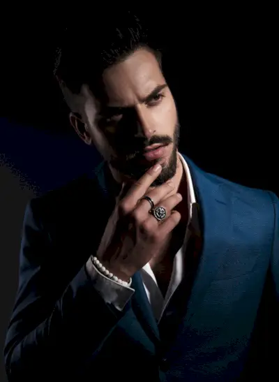 2 つのリングのスーツを着た男