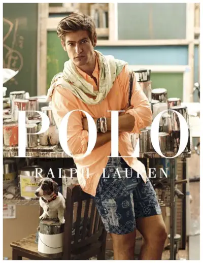 평온한 아티스트의 스타일을 표현해보세요. 폴로 랄프 로렌(Polo Ralph Lauren)은 감싸는 가벼운 스카프와 컬러풀한 버튼다운 및 프린트 반바지를 결합했습니다.