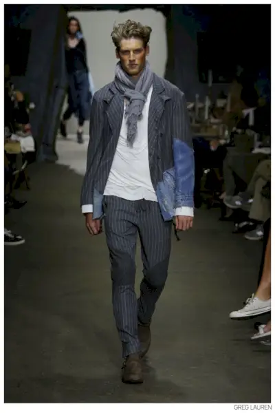 디자이너 그렉 로렌(Greg Lauren)은 편안한 수트에 어울리는 매듭 스카프로 고풍스러운 감각을 선보입니다.