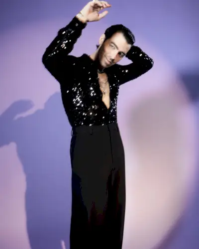 화려한 스타일을 입은 조 조나스(Joe Jonas)는 드리스 반 노튼(Dries Van Noten) 스팽글 셔츠와 발렌시아가(Balenciaga) 와이드 팬츠를 매치했습니다.