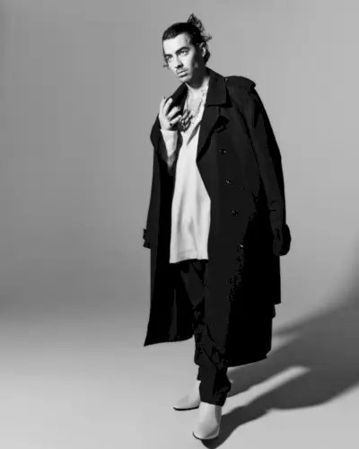 오버사이즈 룩을 연출한 조 조나스(Joe Jonas)는 생로랑 트렌치코트와 피어 오브 갓(Fear of God) 할아버지 칼라 새틴 파자마 셔츠, 1017 ALYX 9SM 버진 울 혼방 팬츠를 착용했습니다. Saint Laurent Vassili 60 가죽 부츠 컴플리트 Jonas