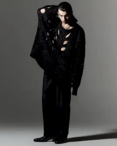 조 조나스 2022년 사진 촬영 디컨스트럭티드 스웨터 홀 미스터 포터