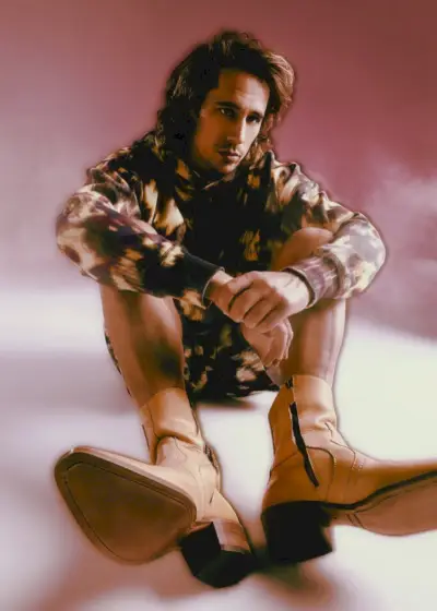 Martiño Rivas má na sebe mikinu s kapucňou a šortky od Isabel Marant s čižmami Dsquared2.