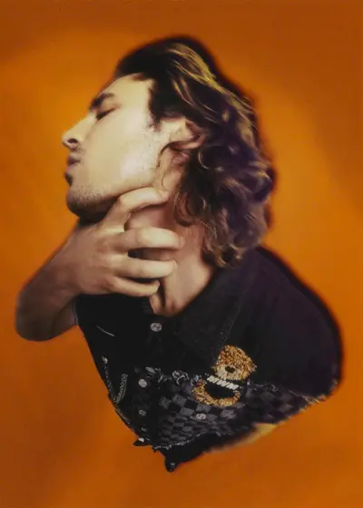 Martiño Rivas, ktorý hrá hlavnú úlohu na fotení, si oblieka vestu MWM s nohavicami Isabel Marant a čižmami Dsquared2.