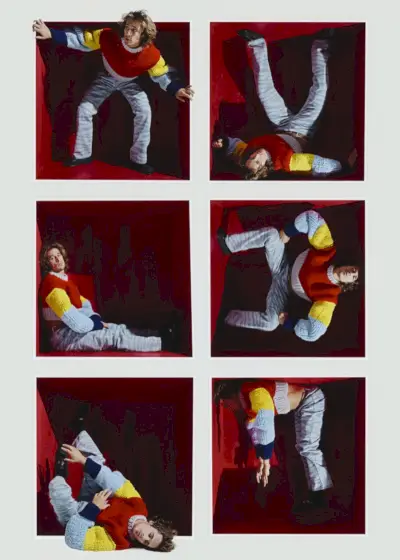 Martiño Rivas v žiarivých farbách zdobí sveter LOEWE s džínsami Missoni, opaskom Dsquared2 a topánkami Emporio Armani.