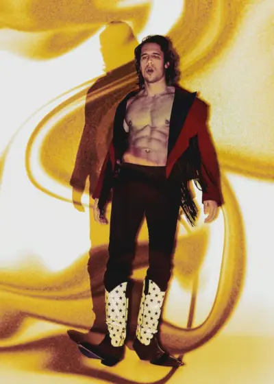 Martiño Rivas oblečený v Balmain pózuje pre Numéro Netherlands.