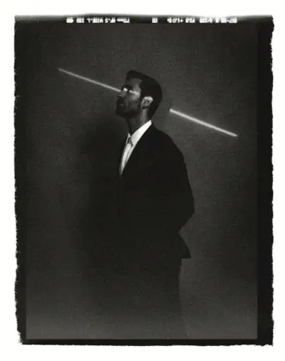 Oliver Jackson-Cohen Foto Schön! 2022 Licht