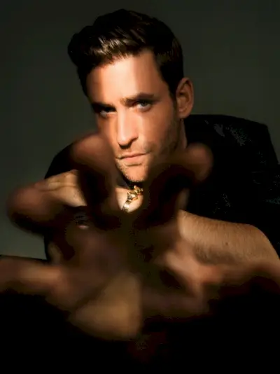Oliver Jackson-Cohen Foto Schön! 2022 Hand