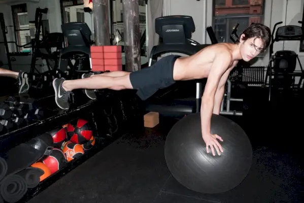 Harry Brant 2015 Servizio fotografico in palestra a torso nudo Terry Richardson 011