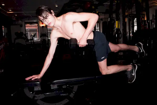 Servizio fotografico in palestra a torso nudo del 2015 di Harry Brant 004