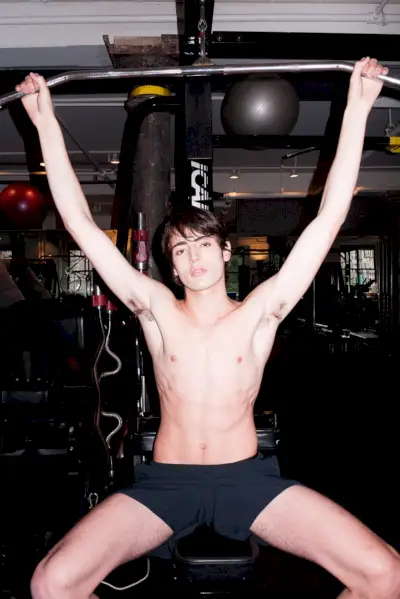 Servizio fotografico in palestra a torso nudo del 2015 di Harry Brant 005