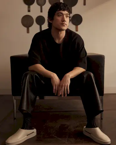 Will Sharpe fotosesija „Mr Porter“, 2023 m. marškinėliai, odinės kelnės