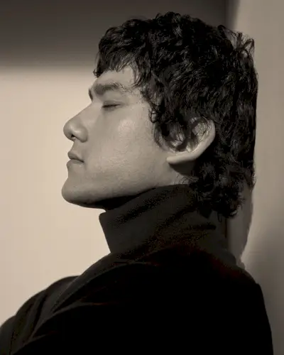 Will Sharpe fotografuos pono Porterio 2023 m. megztinį su vėžliuku