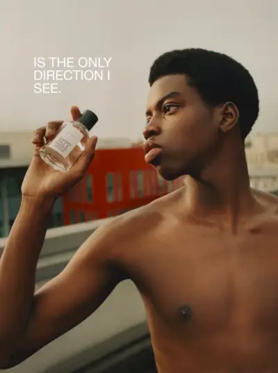 Model en danser Cédric Sanvee poseert met een fles Massimo Dutti