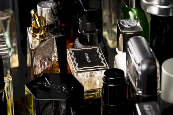 香りのレイヤリングの芸術: 紳士のためのガイド