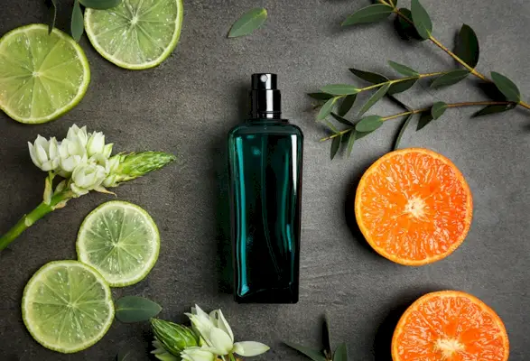 Razlika med kolonjsko vodo in parfumom je v stopnji koncentracije in formulaciji.