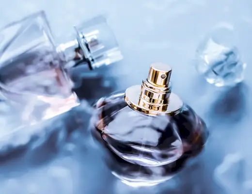 Parfumi imajo več olj kot kolonjske vode, kar daje bogatejše in daljše vonje, medtem ko kolonjske vode uporabljajo več alkohola kot olja za razpršitev, a kratkost zaradi redčenja z vodo.