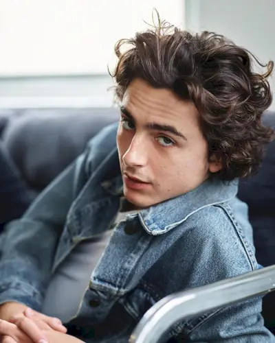 Il volto di Bleu de Chanel, Timothée Chalamet indossa una classica giacca di jeans.
