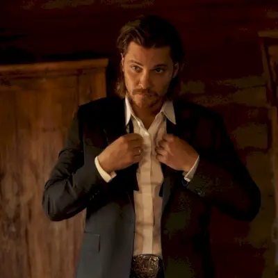 O ator Luke Grimes lidera a campanha publicitária da colônia Stetson Legend.