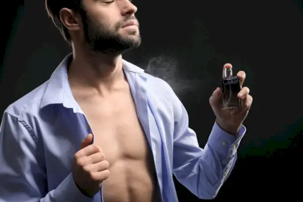 Ciblez les points de pulsation, où la chaleur amplifie la diffusion du parfum, pour un impact durable.