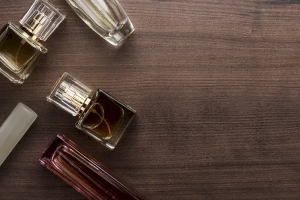 Découvrez et choisissez parmi différents types de parfums en fonction de votre style et de vos besoins de longévité.