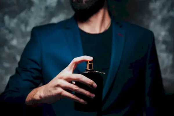 Prolongez la longévité du parfum en le vaporisant légèrement sur vos vêtements.