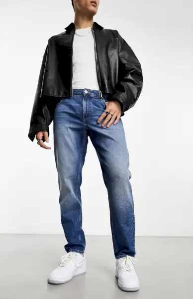 Typer av jeans män Tapered Mid Wash Blue ASOS