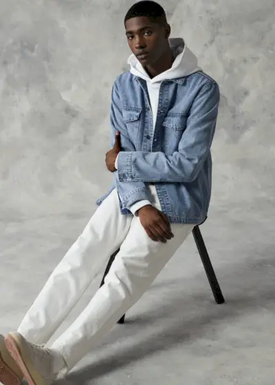 Dirigez-vous vers l’automne en ajoutant des couches telles qu’un sweat à capuche et une veste en jean à votre tenue en jean blanc.