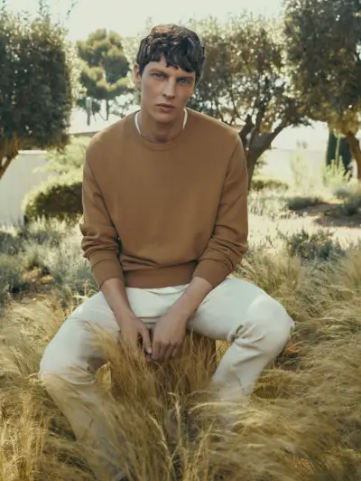 Changez votre tenue en jean blanc à chaque saison en privilégiant les couleurs et les textures.