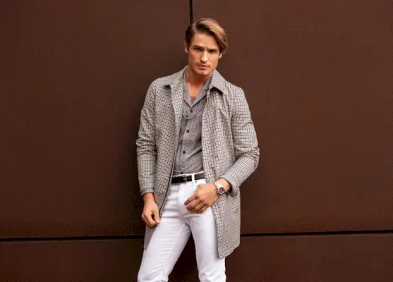 Des accessoires intemporels complètent parfaitement le jean blanc.