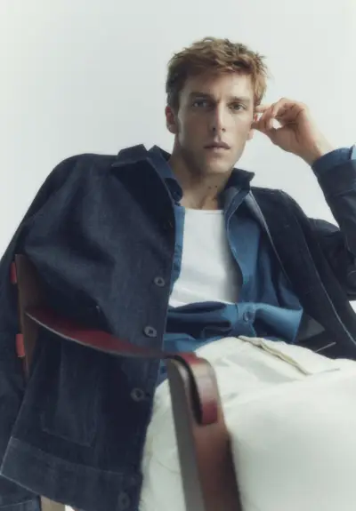 Massimo Dutti montre comment le denim bleu classique et le chambray se marient bien avec un jean blanc.