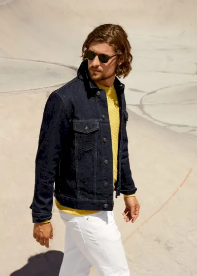 Le jaune offre une touche de couleur vibrante contrastant avec le jean blanc.