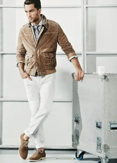 Le jean blanc peut être habillé pour un look chic et inattendu.