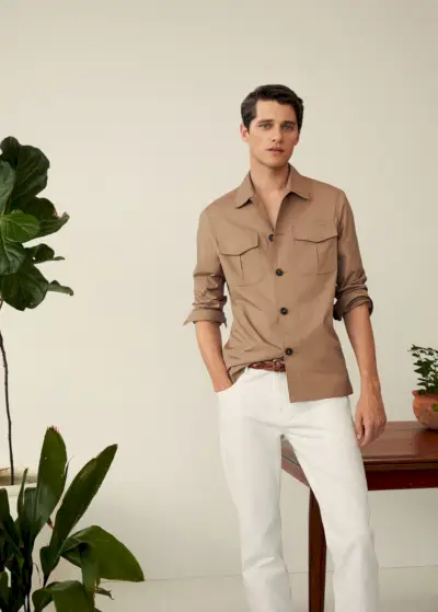 Le type de chemise que vous portez avec un jean blanc peut facilement transformer votre look de décontracté à décontracté et vice versa.