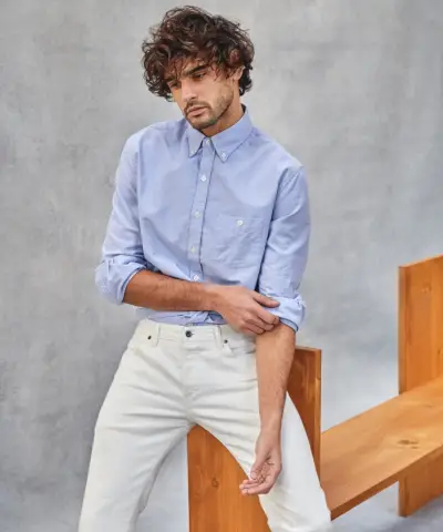 Entrez dans le printemps en associant votre jean blanc à une chemise de couleur claire.